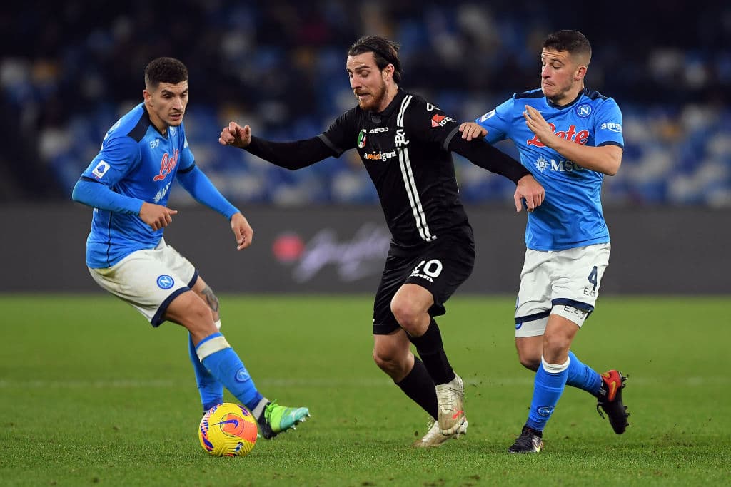 Con un autogol de Juan Jesus al minuto 37 Spezia logra mantener la difrencia y le pegan 0-1 al Napoli y en su estadio.