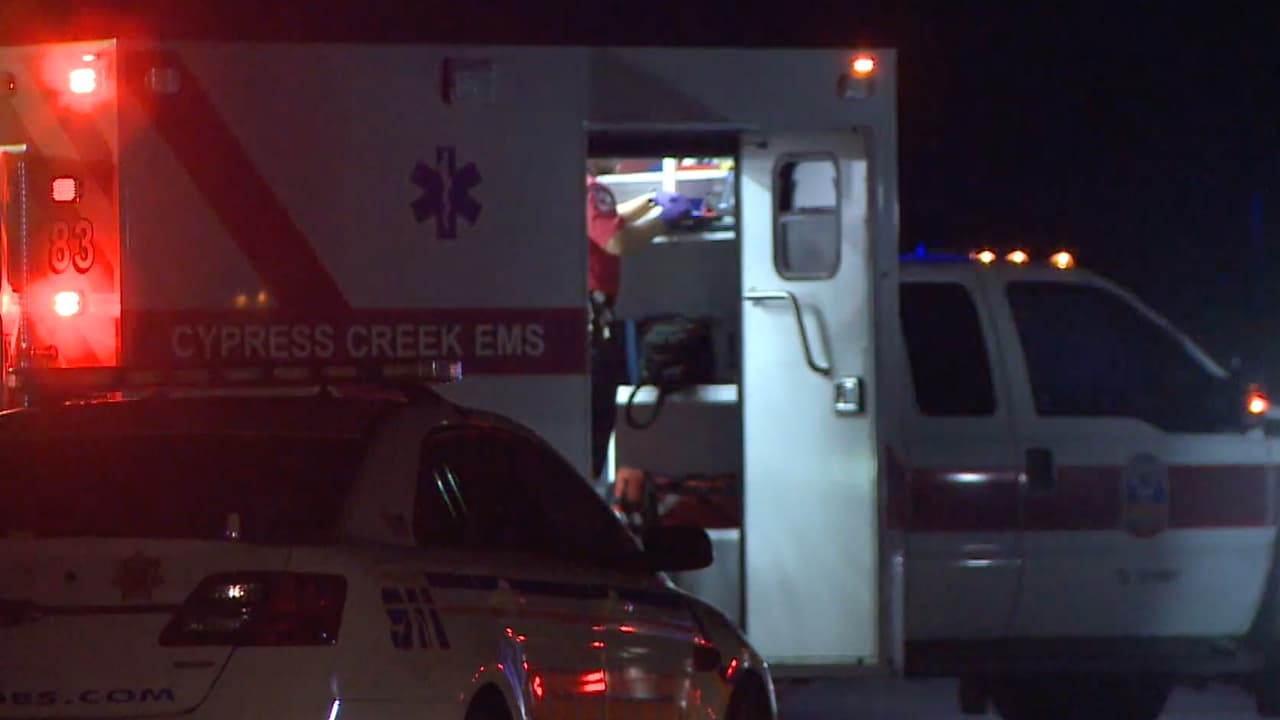 Las autoridades revisan las cámaras de vigilancia cercanas al lugar para más información. La investigación continúa.