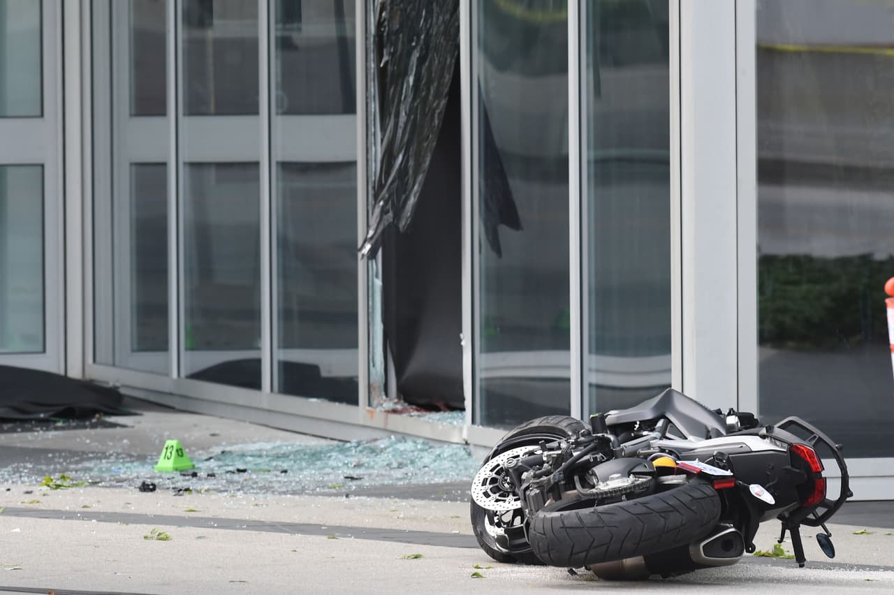 Según el 
<b>Vancouver Sun</b> Harris perdió el control de su motocicleta 
<b>Ducati</b> color blanco y negro al momento de hacer una 
<b>peligrosa maniobra</b>. La malograda doble saltó sobre una acera, estrellándose contra la 
<b>fachada de vidrio</b> de un edificio local.