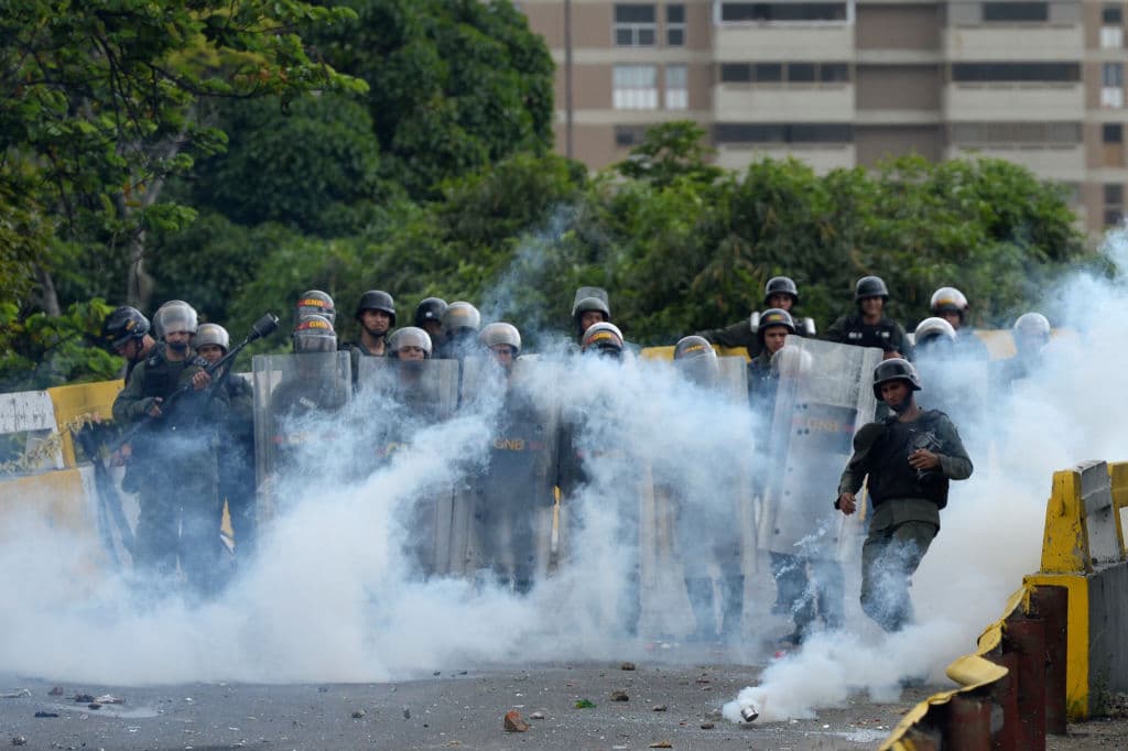 Otros dos militares resultaron heridos por disparos cuando despejaban barricadas en las localidades de La Tahona y San Antonio, estado Miranda (norte), confirmó el general Sergio Rivero, comandante de la Guardia Nacional.