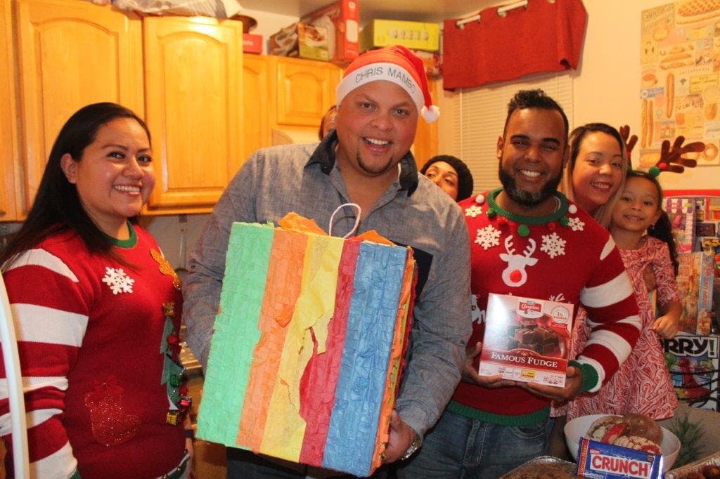 DJ Chris con la familia Cruz listos para disfrutar de productos Nestlé Coffee Mate, La Lechera, Nescafé Clásico y Nestlé Toll House, ¡y su piñata!