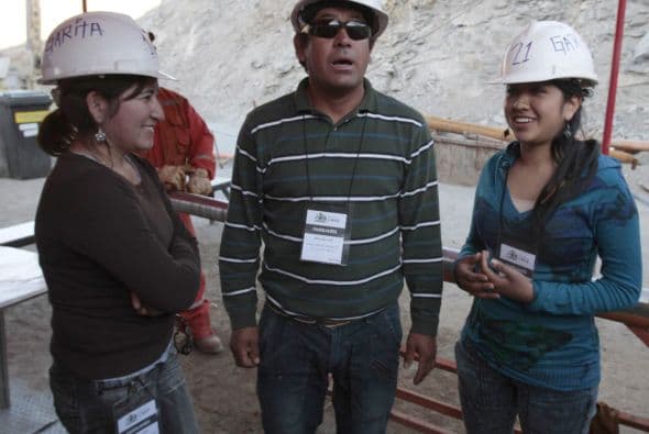 Su novia lo esperó en la superficie con la camiseta del Colo Colo en la superficie, con el numero 33. A ella, le prometió que realizaría una gran fiesta de matrimonio, con el dinero donado por un empresario.