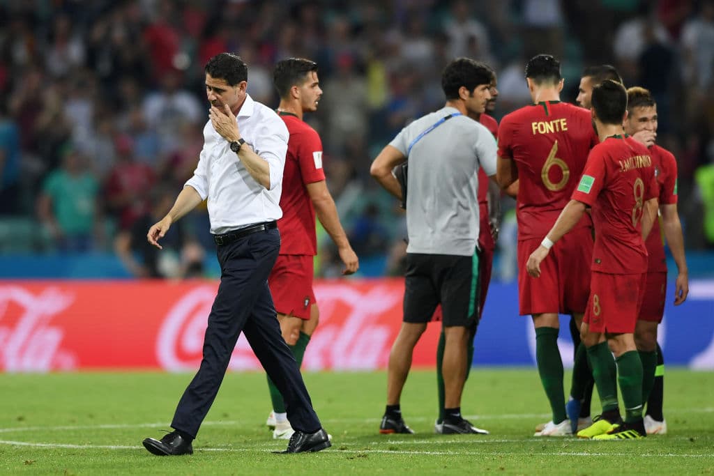 Hierro se retira del campo luego de saludar a los jugadores del equipo rival.
