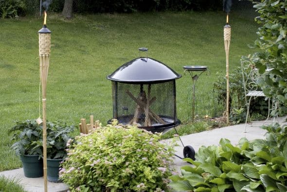 Antorchas. Se compran o alquilan, y son una solución fácil para iluminar y decorar tu jardín de noche con mucho ‘glamour’. Si tienes piscina, puedes colocar dos antorchas a los lados de su entrada, y utilizar otras dos para flanquear la mesa principal.