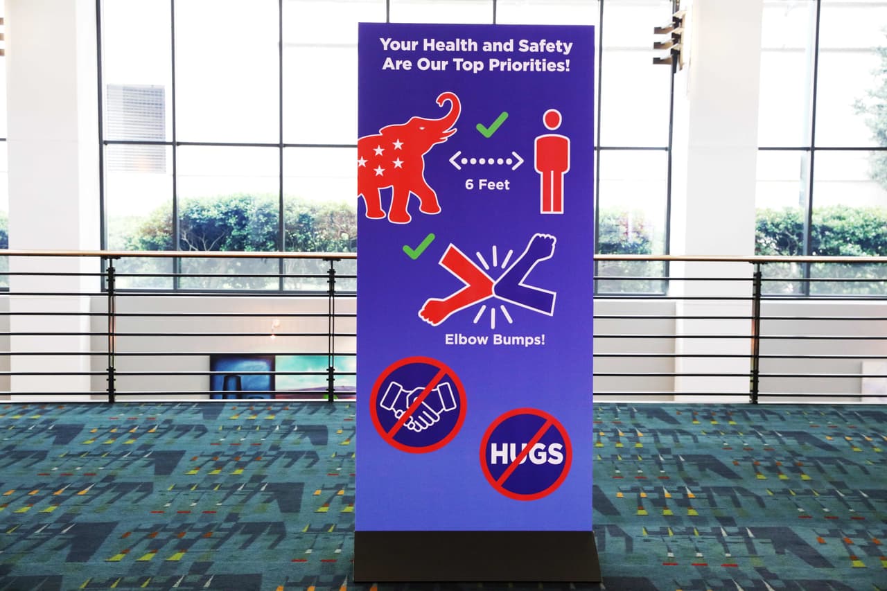 1) Todos los participantes deberán someterse a una prueba de covid-19 antes de la llegada a Charlotte.