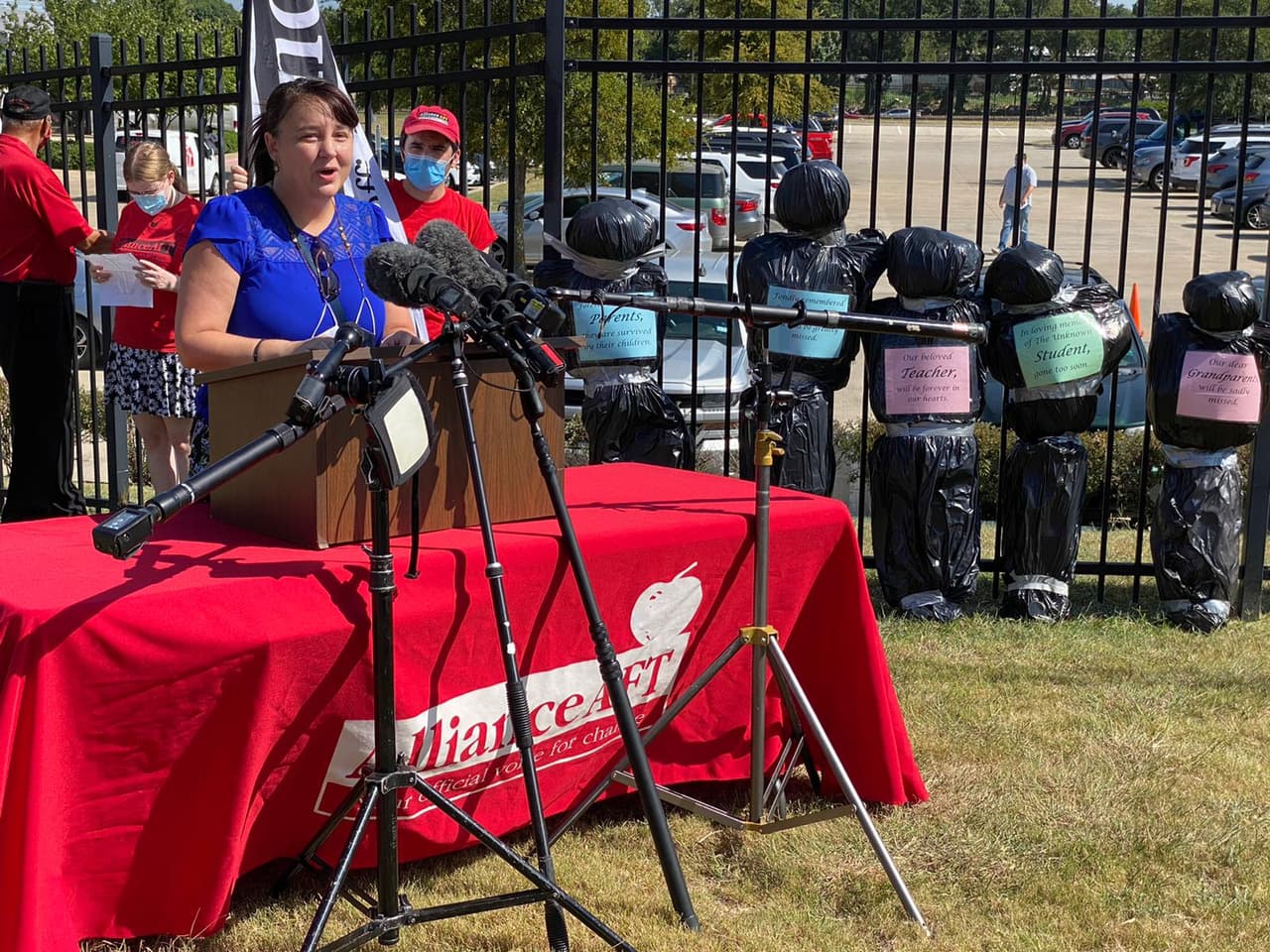 Al terminar la conferencia de prensa, los maestros se manifestaron desde sus autos con pancartas y mensajes durante la caravana.
<br>