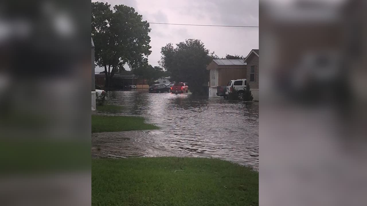Estos vecinos hicieron lo posible por mantener sus vehículos lejos del agua.