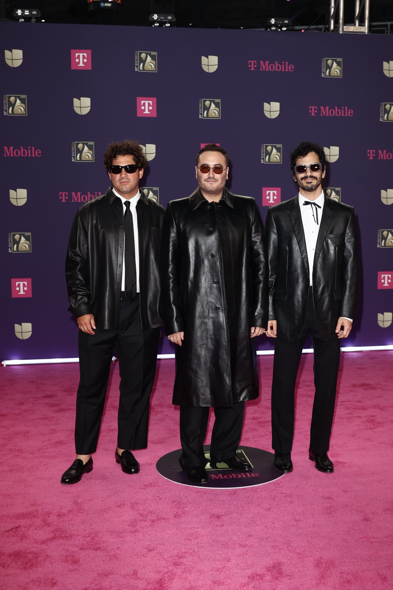 La agrupación 
<b>Reik</b> llegó de negro.