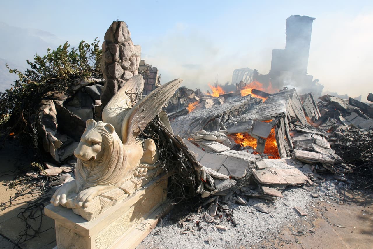 La fortaleza y sus gárgolas quedaron en cenizas.