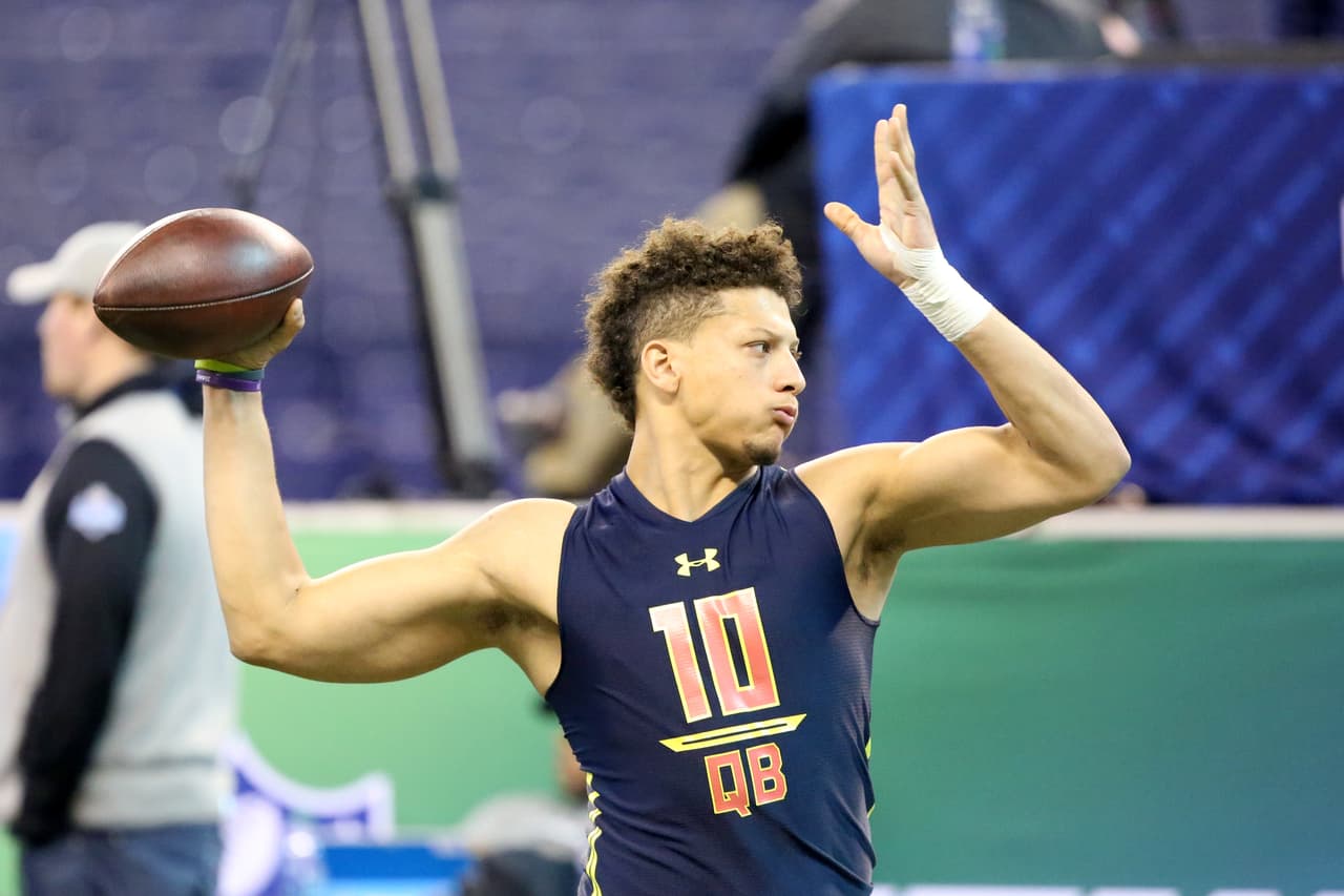 <b>10 PATRICK MAHOMES II | QB Kansas City Chiefs</b>
<br>Universidad: Texas Tech
<br>Estatura: 6’2’’ 
<br>Peso: 225 libras
<br>
<br>Destacar: Corriendo la ofensiva del Raid aéreo de los Raiders Rojos, Mahomes pasó por 5.052 yardas y 41 touchdowns la temporada pasada, con 10 intercepciones y un porcentaje de 65.7.
<br>
<br>Resumen: Un playmaker dinámico y gran atleta, que necesita ser controlado un poco.
<br>
<br>Conclusión: Mahomes es el primer quarterback de Texas Tech en ser seleccionado en la primera ronda.