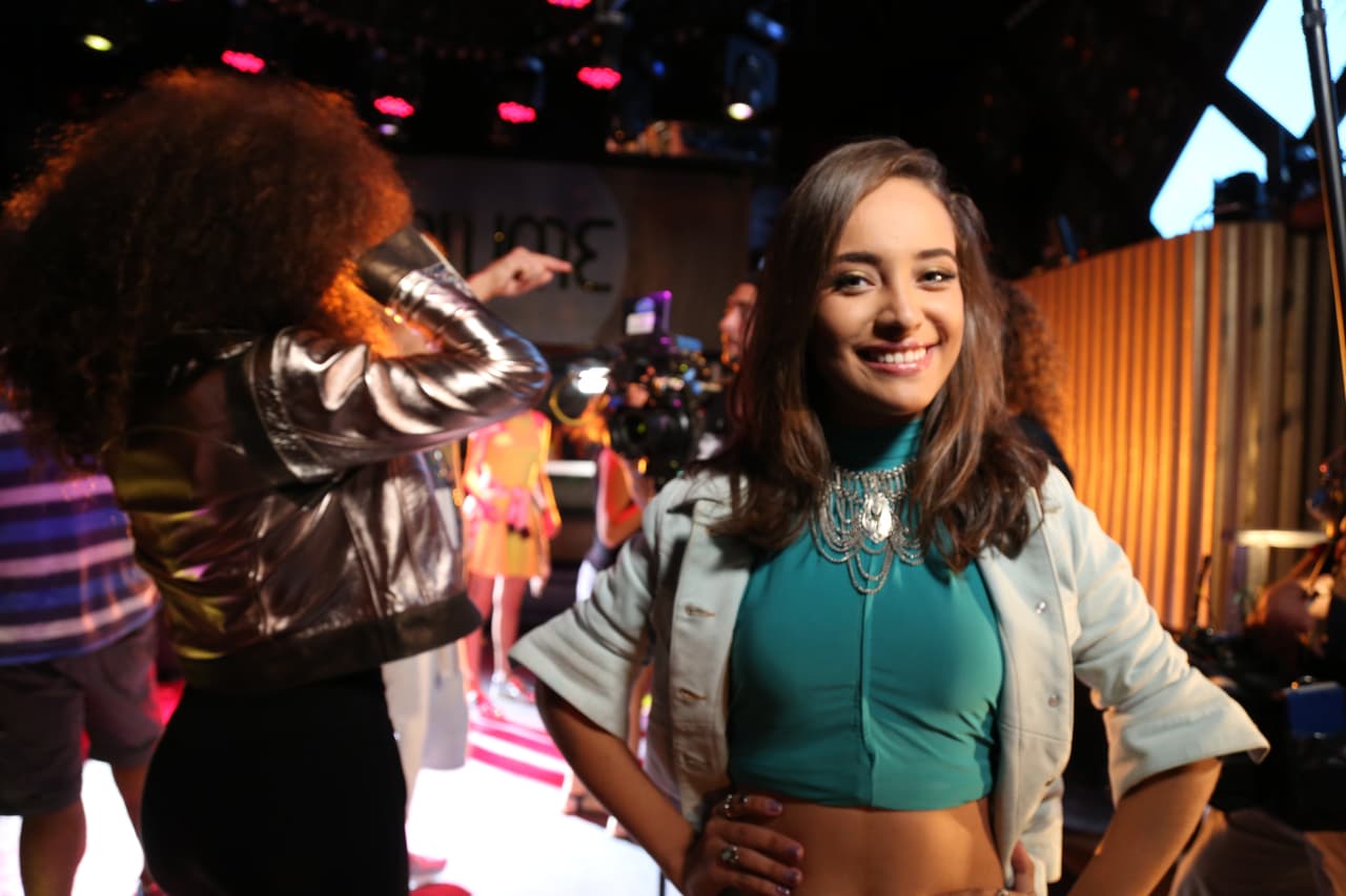 Abdiel, Fabyán, Alondra, Sofía, Verónica y Abel formaron la banda 
<b>Milenios</b>. “Cake by the ocean” fue el tema de su videoclip. Durante las grabaciones los chicos se diviertieron y hasta se sonrojaron al enterarse que había escena de beso.