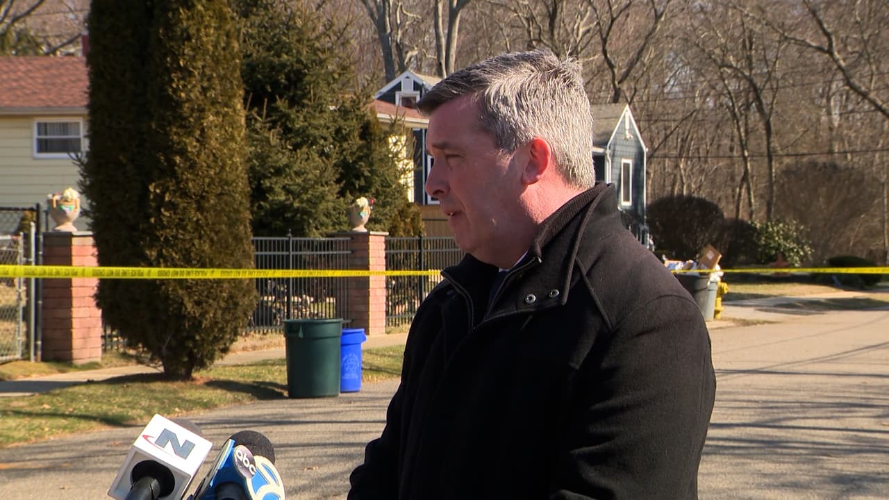 “
<b>Descubrimos una cabeza de una mujer, una pierna y lo que parece ser el brazo también de una mujer</b>”, indicó el teniente Kevin Beyrer, del condado de Suffolk.
<br>
<br>"Creemos que vinieron aquí a tirar los restos y que 
<b>un vehículo estuvo involucrado</b>".
<br>