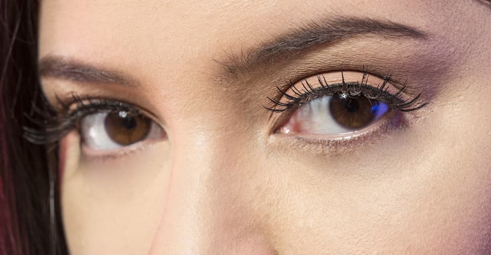 La energía de las miradas es innegable. ¿No te ha pasado estar sentado en un lugar público y sentirte incómodo, como si alguien te estuviera mirando fijamente y al voltear la cabeza encontrar que realmente hay una persona con sus ojos clavados en ti? Tanto es así que sostener la mirada se considera un acto atrevido, inclusive agresivo y hasta sexual.