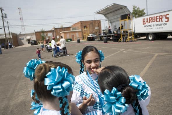 También en el festejo, alumnos de escuelas suelen llevar a cabo desfiles.