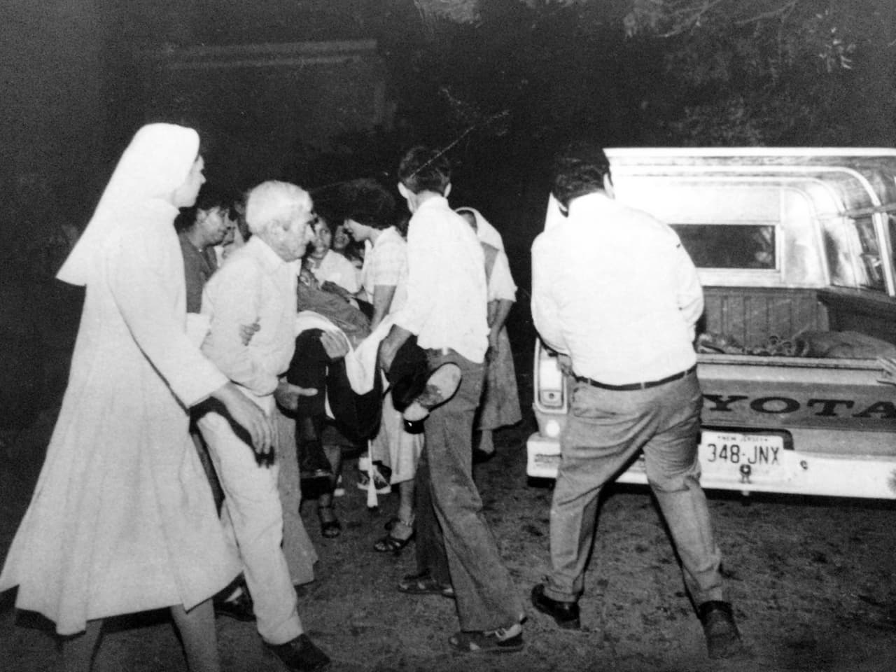 Los fieles y religiosas que se encontraban en la capilla trasladan a Romero a un hospital.