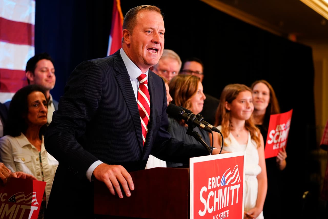 <h3 class="cms-H3-H3">Eric Schmitt, candidato republicano al Senado por Missouri</h3>
<br>
<br>🗳️ En las elecciones intermedias se enfrentará con la candidata demócrata Trudy Busch Valentine por el escaño que deja vacante el senador Roy Blunt.
<br>
<br>🗳️ “La integridad electoral es fundamental para nuestra república. Y la defenderé en todo momento. Como lo he hecho en otros casos, ayudaré a liderar el esfuerzo en apoyo de la presentación de #SCOTUS de Texas hoy”, escribió el 8 de diciembre de 2020. 
<br>