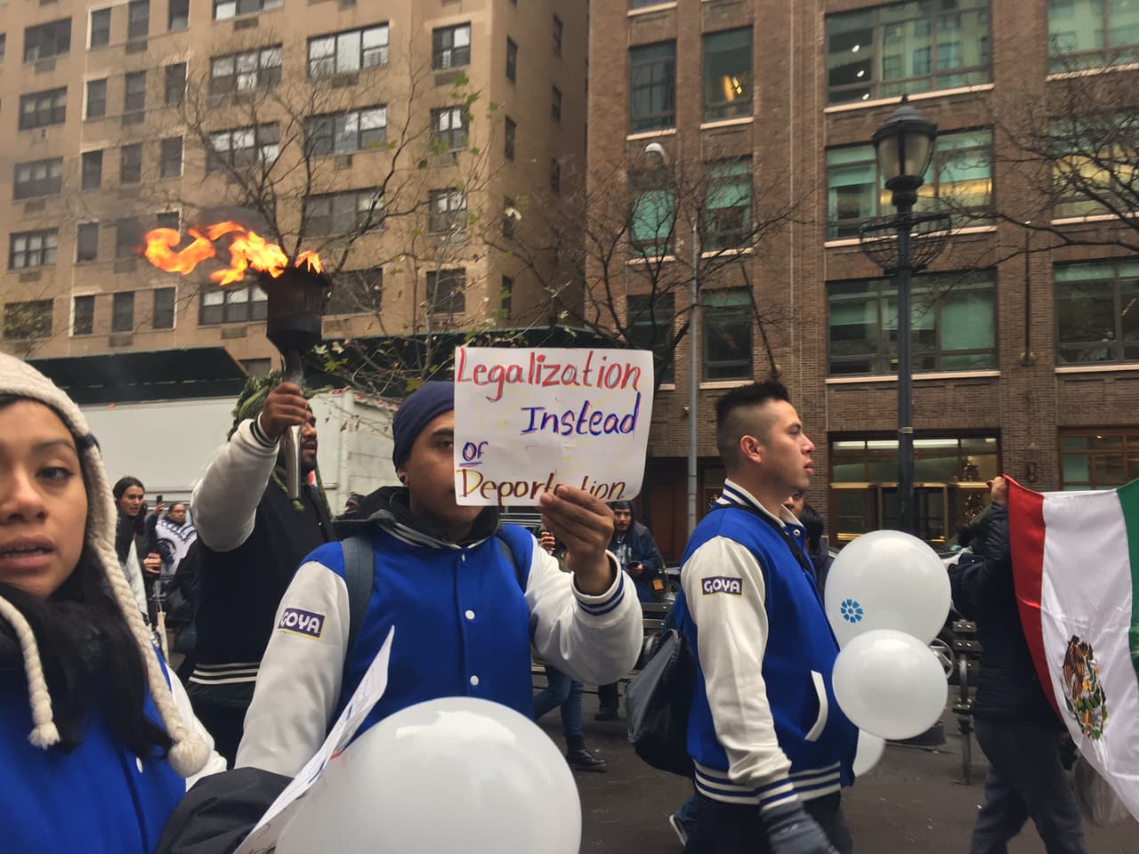 "Que no haya deportaciones y que haya más legalizaciones", así leían algunos carteles en la carrera de la Antorcha Guadalupana. Tras una campaña presidencial que adquirió un tono incómodo para los mexicanos, la carrera tomó inevitablemente otros matices.