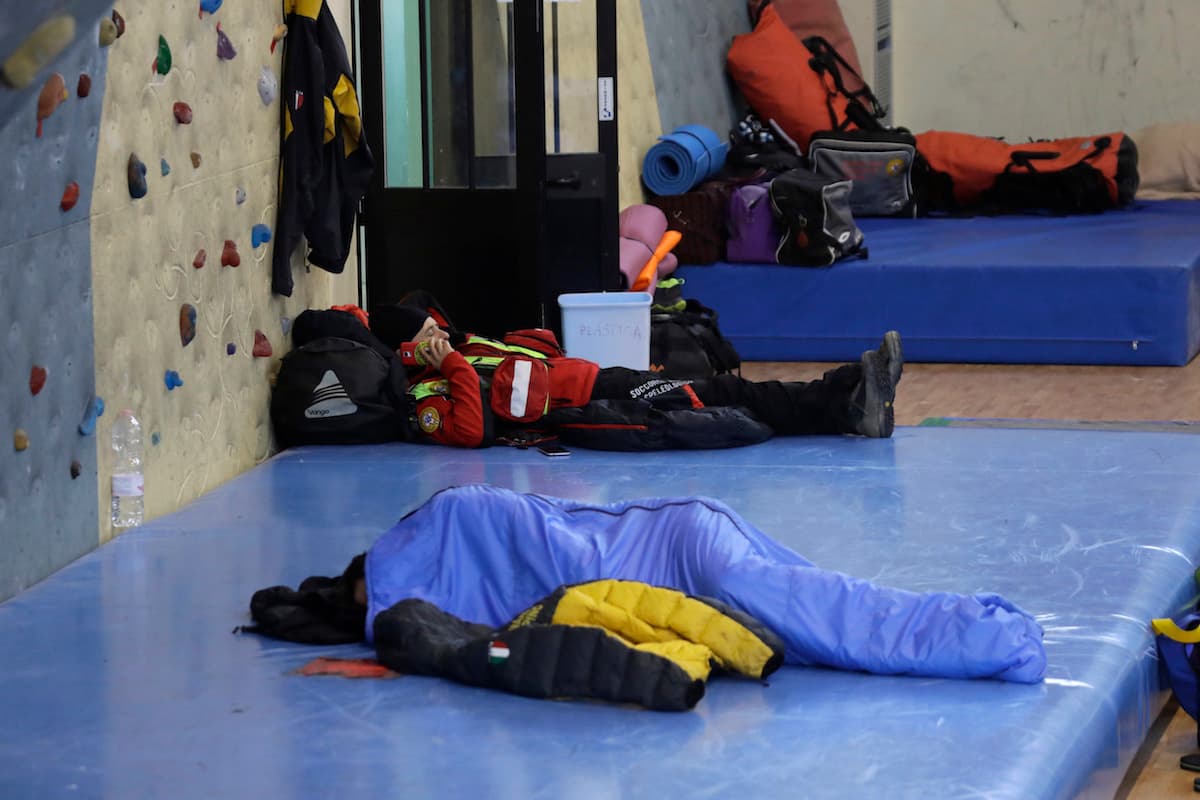 Rescatistas que participan en las labores de salvamento en el hotel tapiado por un alud en Italia