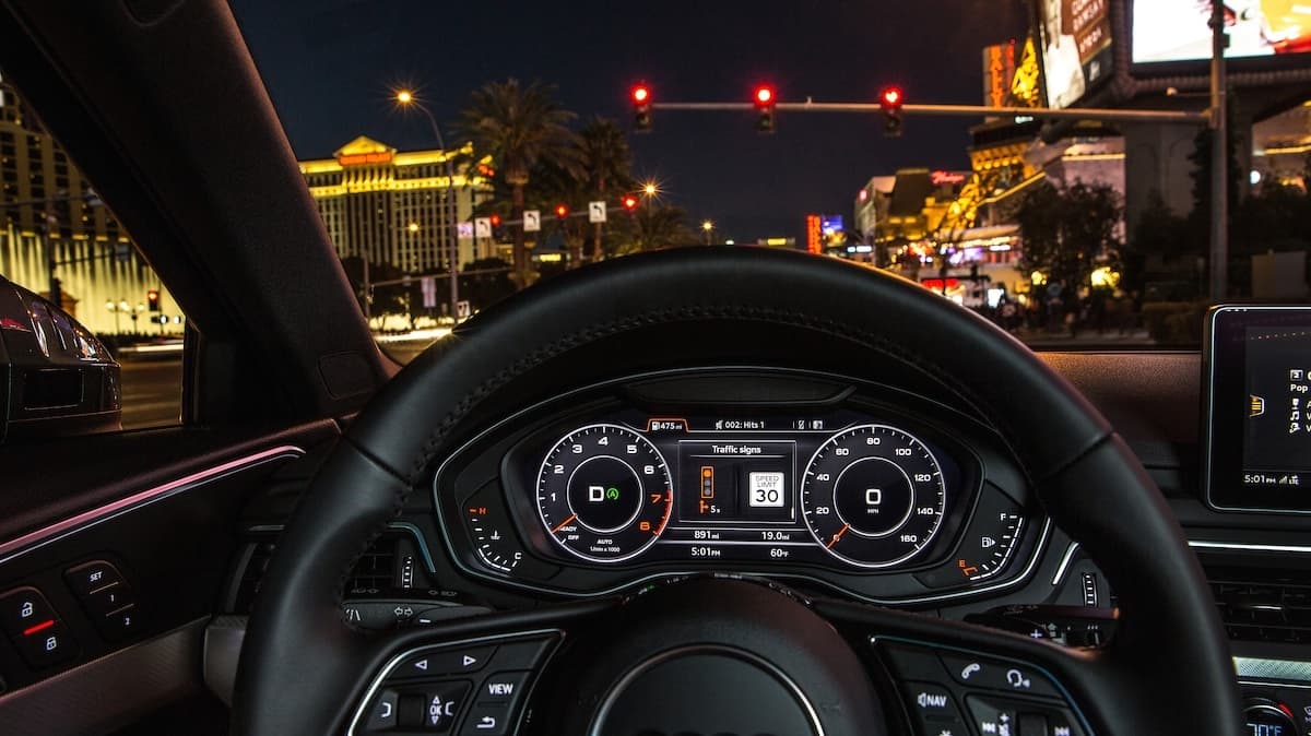 La primera función práctica del
<b>Sistema de Información de Semáforos</b>, llamada ‘Tiempo para Verde’ le
<b>indicará al conductor si le tiempo de alcanzar la luz verde circulando a la velocidad máxima permitida</b> en el área donde circula.