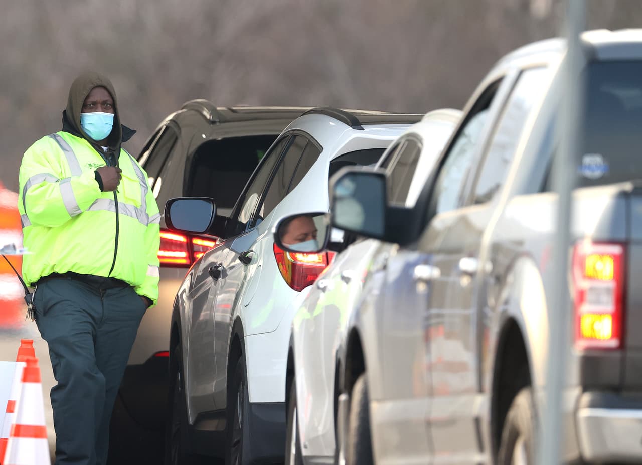 <b>Centros de pruebas y vacunación de Covid-19</b>
<br>
<br>Una gran cantidad de centros de vacunación contra el coronavirus (así como de pruebas) han sido cerrados debido a la tormenta. Si tienes una cita programada y tu centro se cerró, se te avisará por texto y/o teléfono. También puedes revisar 
<a href="https://www.nychealthandhospitals.org/covid-19-testing-sites/"><u>qué centros siguen abiertos aquí</u></a>.
