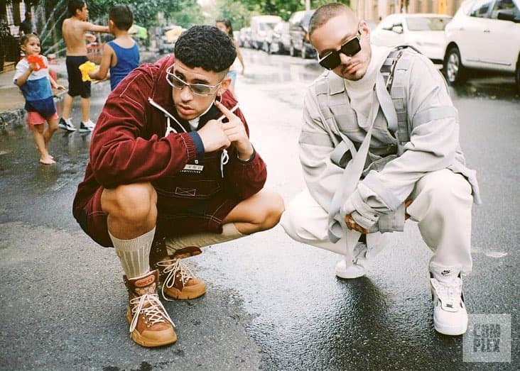 Los reggaetoneros no pierden oportunidad de presumir su muy variada colección de gafas, y posar frente a las cámaras con ellas.