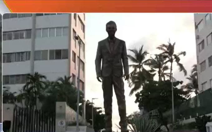 La polémica inició con la 
<b>develación de una estatua</b> en honor al actor, ubicada en la Zona Dorada de Acapulco. La efigie fue inaugurada el pasado 9 de octubre por el titular de la Comisión de Infraestructura Carretera y Aeroportuaria de Guerrero (CICAEG), Javier Taja, y por el empresario y restaurantero Katán Rodríguez, hermano del secretario de Turismo, Ernesto Rodríguez, según detalló la revista Proceso en su edición digital.
<br>