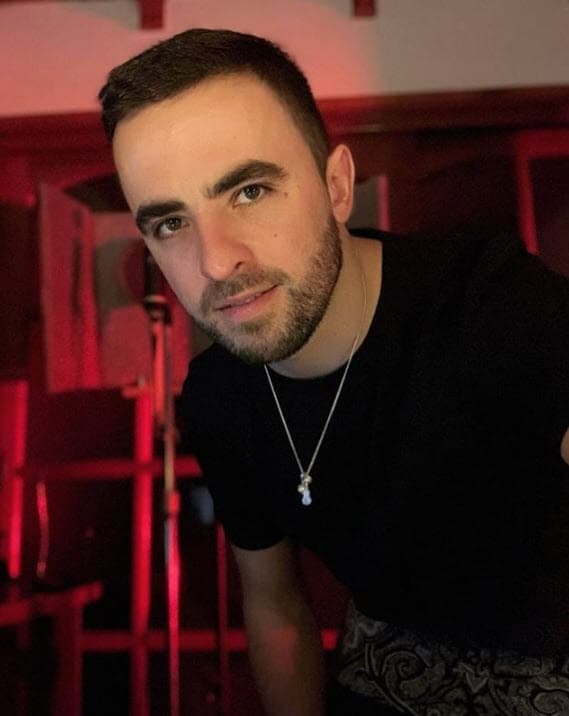 En 2007 volvió a Argentina, su país natal, para integrarse a un grupo musical.