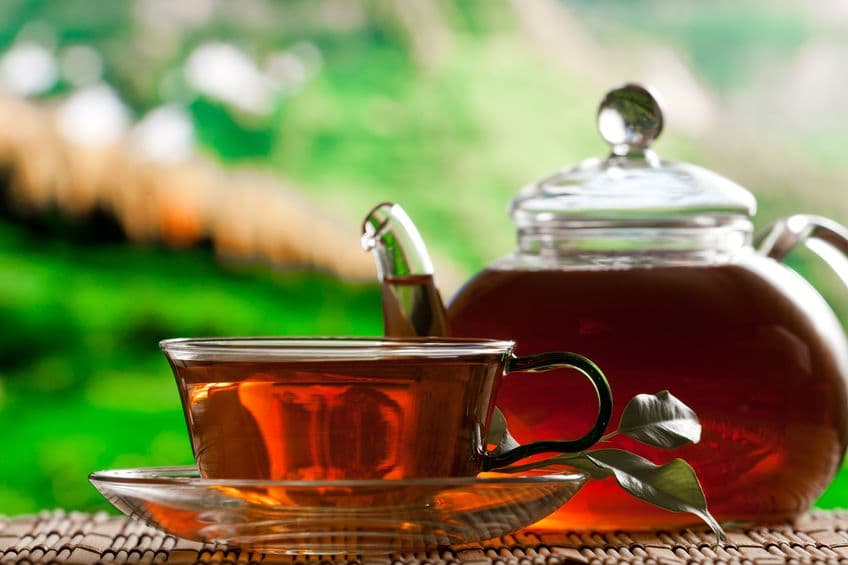 Con 100 gr de polvo de las hojas o la cáscara de pimienta rosa y 1 litro de agua podrás realizar esta infusión, sólo agrega el polvo en agua hirviendo y espera unos minutos antes de colar. Puedes beber 3 cucharadas de té al día.