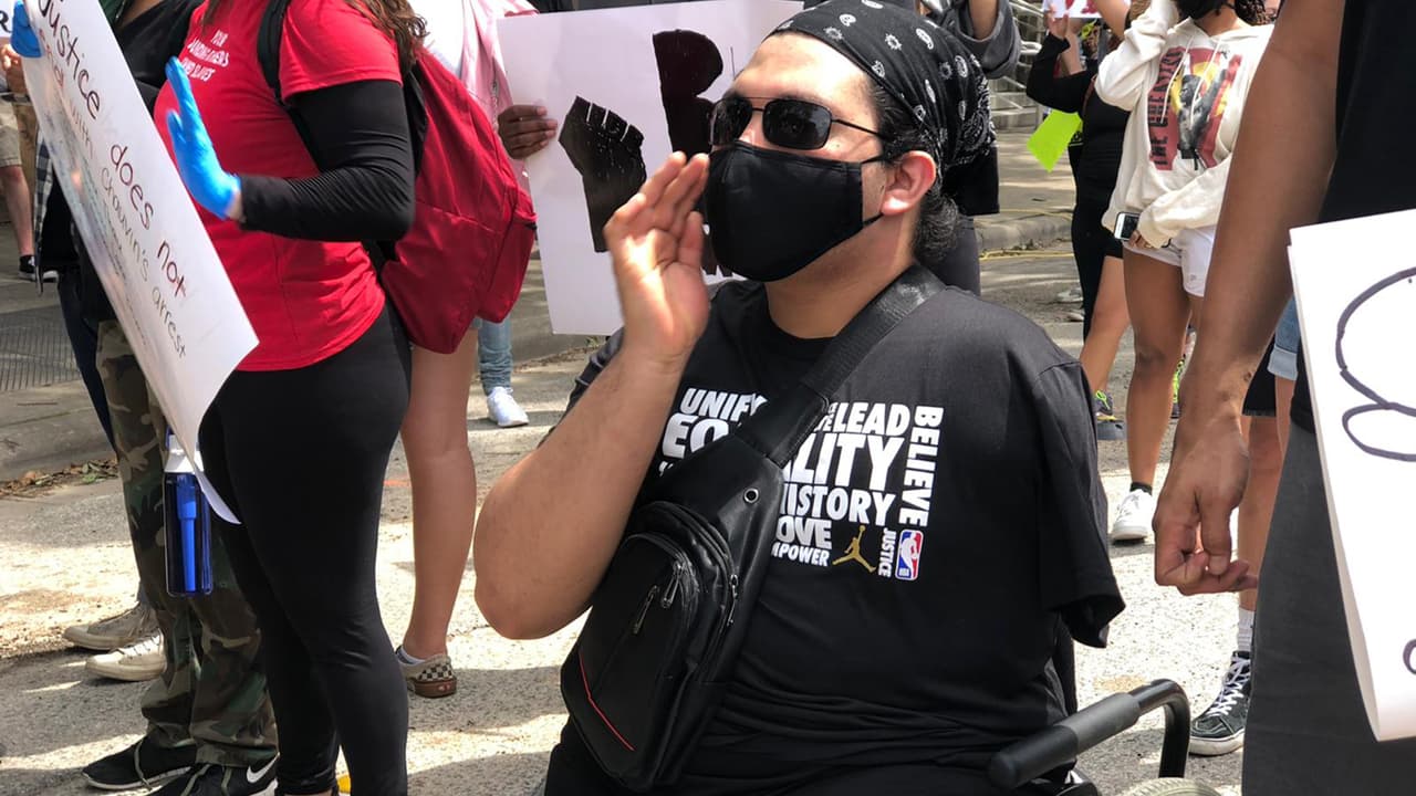 Los asistentes condenaron las acciones del oficial de policía que sostuvo a Floyd con la rodilla en el cuello cuando ya lo tenía sometido.