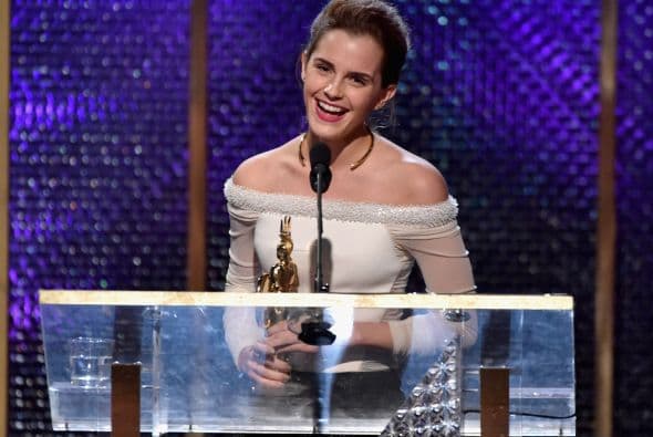 Una blusa a la altura de los hombros te vendrá súper bien para lucir esta zona, tal como Emma Watson.