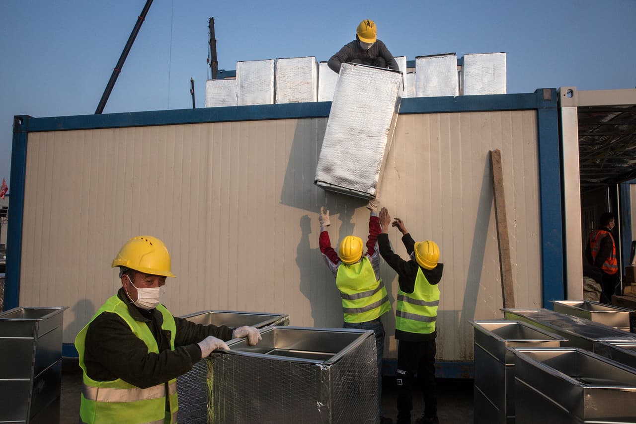 En Wuhan, donde se originó el nuevo brote de coronavirus que ya ha dejado al menos 170 muertos, se construye en tiempo récord un hospital para tratar a los infectados. En toda la provincia de Hubei, donde está ubicada esta ciudad, hay una "grave escasez" de suministros médicos para enfrentarse a la enfermedad, indicó su gobernador, Wang Xiaodong