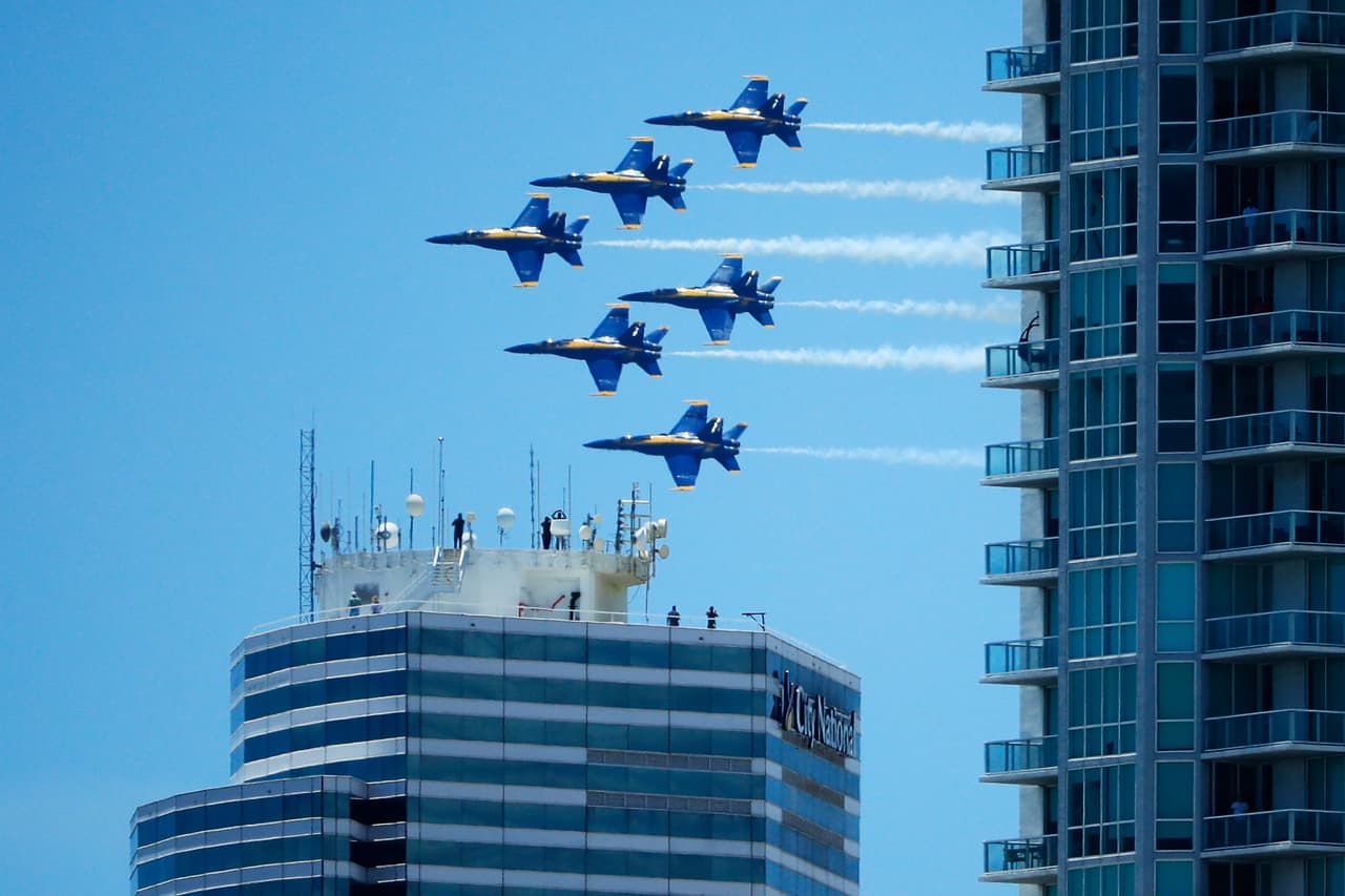 Los Blue Angels, el escuadrón de la Armada de los Estados Unidos creado después de la Segunda Guerra Mundial, adornó con sus maniobras los cielos del sur de Florida, el viernes al mediodía.