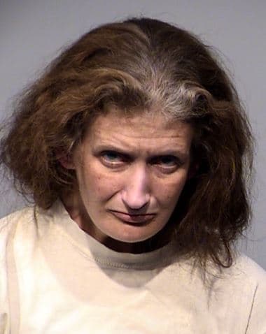 Se trata de una residente de Chino Valley identifiacada como Becky Comstock, de 39 años de edad, que fue detenida cerca de Dewey en posesión de 200 pastillas de fentanilo, 2 gramos de metanfetamina y 1 gramo de heroína.