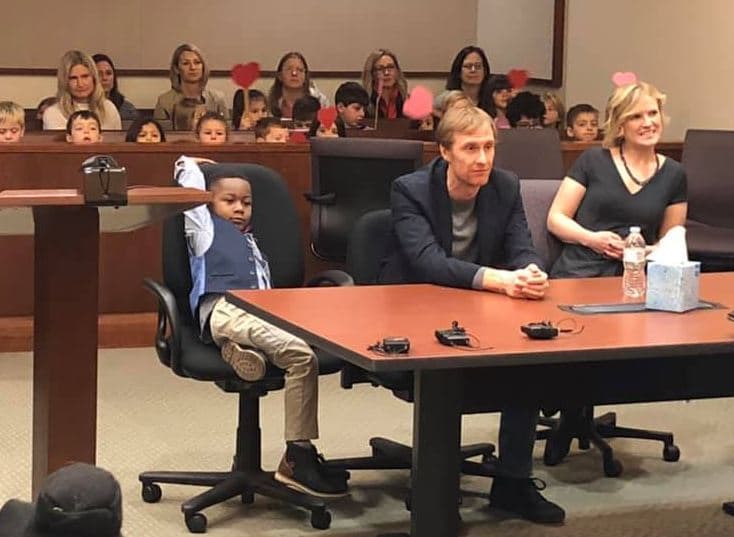 Los niños se sentaron el la banca detras del pequeño Michael para escuchar la audiencia.