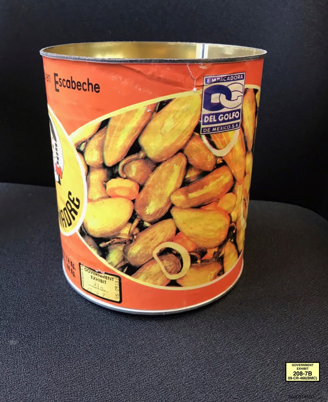 Martínez aseguró al jurado que estuvo involucrado en la supervisión de un almacén en la Ciudad de México donde los trabajadores escondían cocaína en latas de chiles marca 'La Comadre', una empresa legítima creada por 'El Chapo' como fachada. Los cargamentos eran transportados en camión por la frontera. La foto fue presentada por la Fiscalía federal como evidencia.