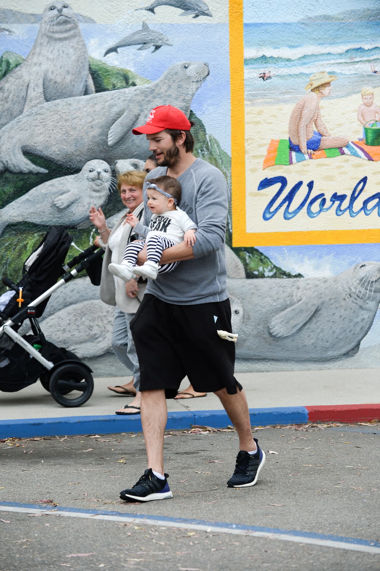 Llevaba una moderna cinta en la cabeza.
