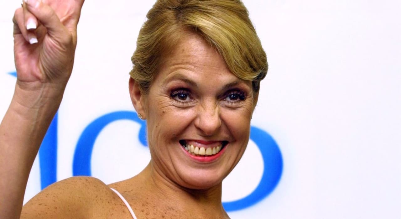 El escándalo del arresto de la cantante había llegado hasta medios del espectáculo internacionales, por lo que ese día un grupo de fans la esperaron a la salida del reclusorio, que dejó con la promesa de regresar cada lunes a firmar en el juzgado.