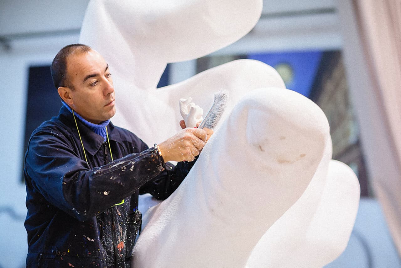 Las manos fueron fabricadas en un estudio lejos del lugar donde serían colocadas. Luego que se trasladaron en góndolas, las clásicas embarcaciones venecianas, hasta el lugar donde fueron instaladas. A los 20 años Lorenzo Quinn tuvo una pequeña incursión en la actuación junto a su padre Anthony en la película Stradivari de 1988. Sin embargo se su carrera artística se concentró en la escultura.