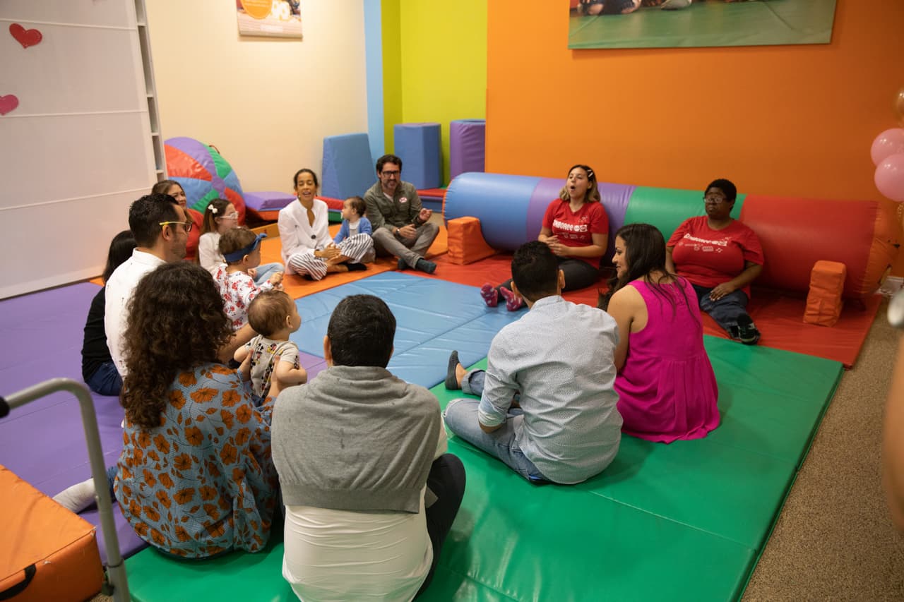 La fiesta de Chloé fue planeada para que ella pudiera hacer actividades acorde a su edad: "¡Qué comiencen las celebraciones! Hoy le cantamos cumpleaños con los sus amiguitos de su misma edad".