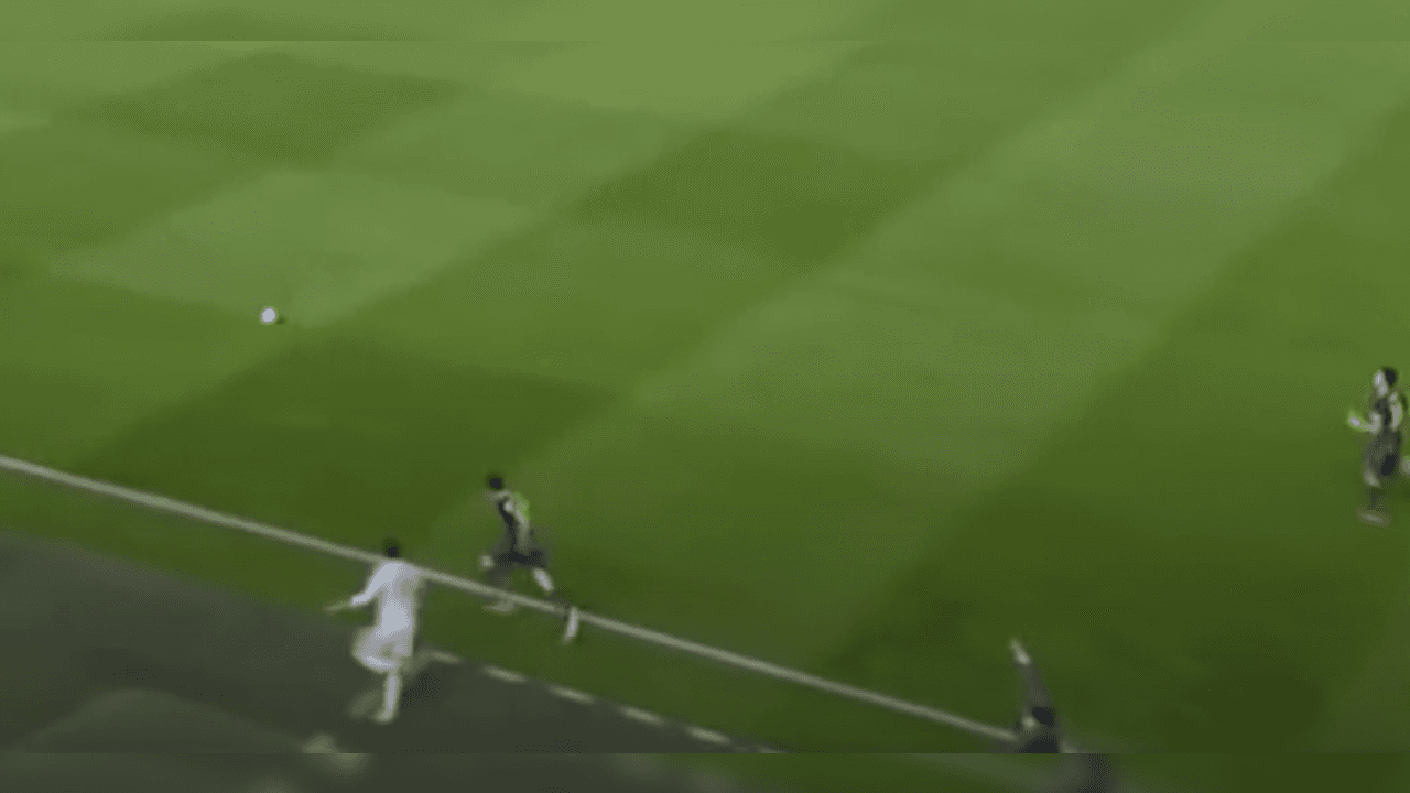 <b>¡Bale salió cerca de dos metros!</b>
<br>El futbolista del Madrid no pudo evitar el contacto con Bartra, eso le hizo perder la vertical, pero no el equilibrio.