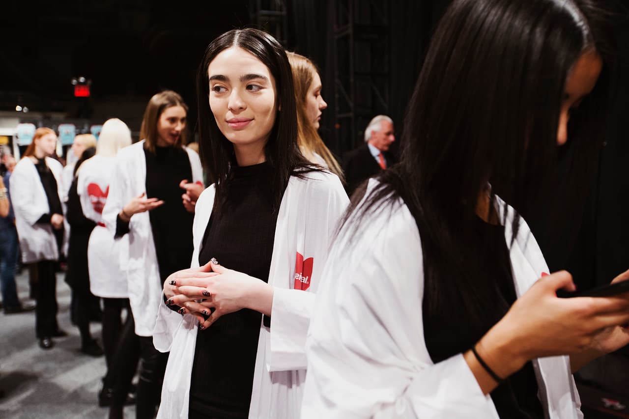 Al backstage llegó con su cara lavada y lista para las apuestas que propusiera el make up artist de la marca, quien es el encargado de traducir la inspiración del diseñador al maquillaje.