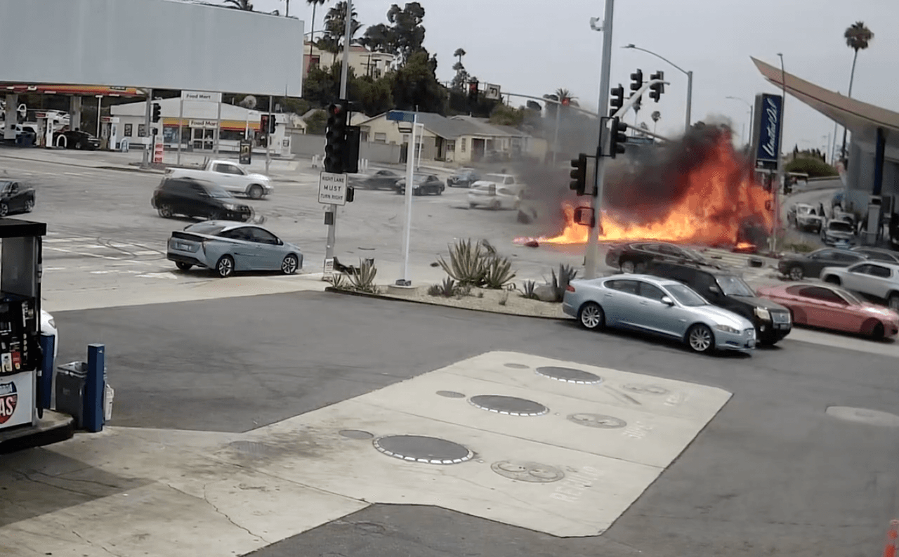 Unidades del Departamento de Bomberos del condado de Los Ángeles corrieron a la escena para apagar las llamas, pues la cercanía con una estación de gasolina habría ocasionado un desastre mayor si el incendio se hubiera expandido.
