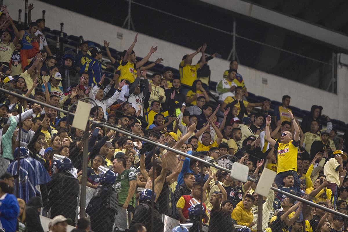 Los fanáticos del América se sintieron visitantes en el estadio donde usualmente juegan como anfitriones.