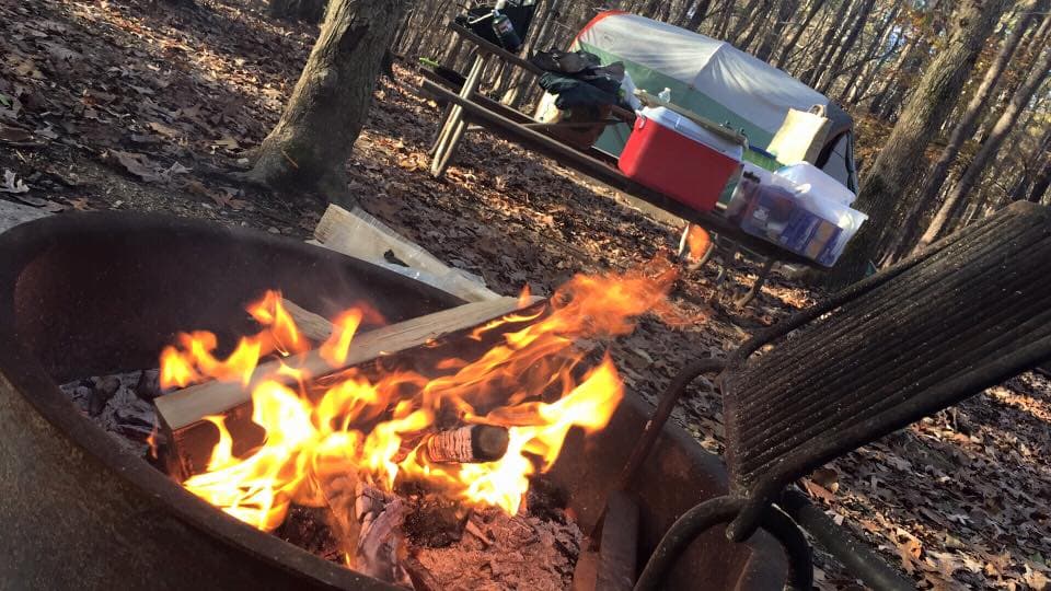 Los campamentos grupales y el histórico Maple Hill Lodge permiten a los visitantes experimentar una aventura rústica durante la noche, sin las comodidades modernas típicas de un campamento.