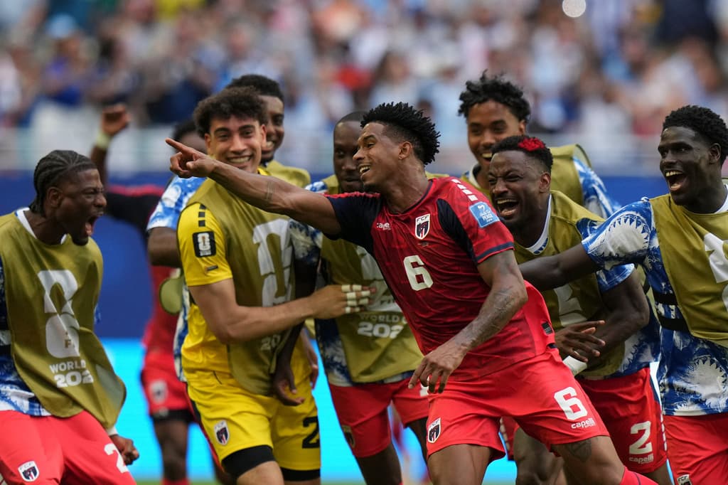 Kevin Pina, de Cabo Verde, en el centro, celebra con sus compañeros tras marcar el primer gol