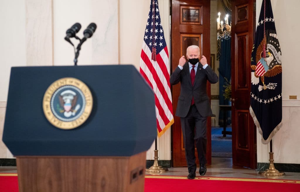 “Debemos recordar. Sé que es difícil. Pero solo así es como se sana. Se tiene que recordar. Y eso es importante hacerlo como nación. Para aquellos que han perdido a un ser querido, esto es lo que sé: ‘ellos realmente nunca se van'”, afirmó Biden en el día en que Estados Unidos rebasó 
<a href="https://www.univision.com/noticias/salud/medio-millon-de-muertes-coronavirus-eeuu" target="_blank">el medio millón de muertos por covid-19</a>.