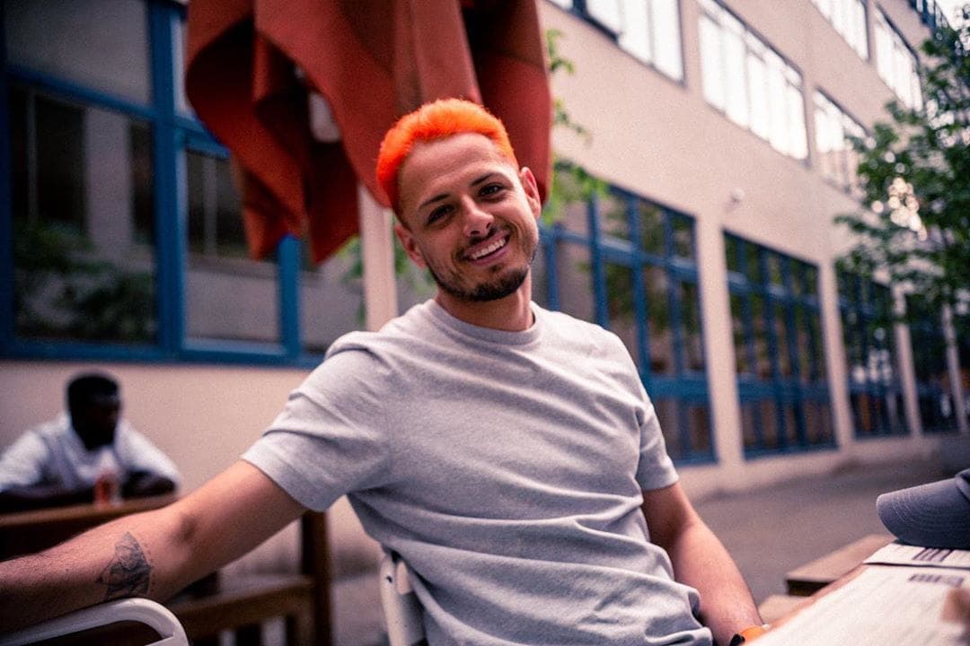 Luego de publicar esta imagen, el futbolista profesional escribió: "La gente dice que he cambiado y es cierto. Por primera vez comparto toda mi vida en lugar de solo mi profesión en redes sociales. 
<b>Me he aceptado completamente</b> y estoy pleno en mi vida. Gracias por estar aquí en el proceso".