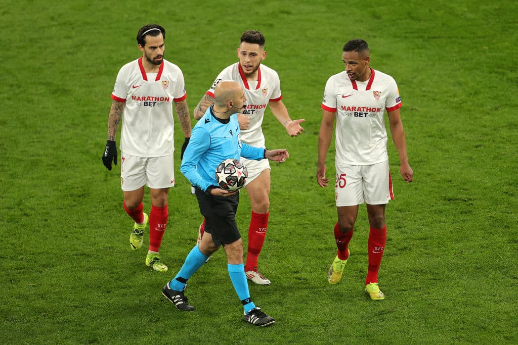 Sevilla presionó los primero minutos, pero Erling Haaland (35’, 54’) abrió el marcador y creció la diferencia desde los once pasos. En-Nesyri (68’, 90+6’) acortaba la diferencia marcando por la vía penal y en el último suspiro llegaba su doblete. El marcador global quedó 5-4 favorable al conjunto germano.