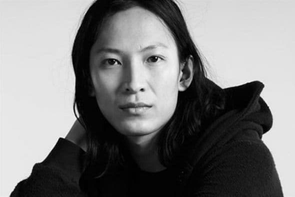 WANG: Wunderkind Alexander Wang lanzó su marca en el 2007. En Nueva York estudió moda y una vez que acabó fundó su marca con la ayuda de su hermano Dennis. Foto tomada de Twitter.