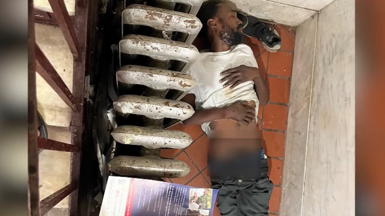 Y por si fuese poco, los vecinos 
<b>han fotografiado a un desamparado que duerme en el lobby del edificio</b>, junto a las escaleras, exponiendo sus partes íntimas.